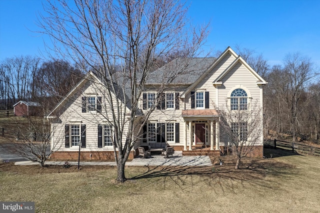 view of front of home featuring a front lawn and fence