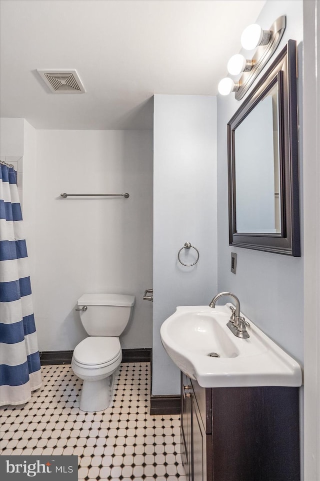 full bath featuring visible vents, toilet, a shower with shower curtain, baseboards, and vanity