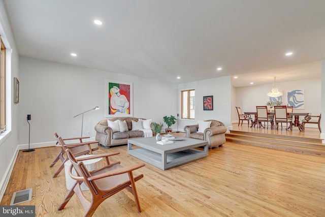 living room featuring recessed lighting, visible vents, baseboards, and light wood-style flooring