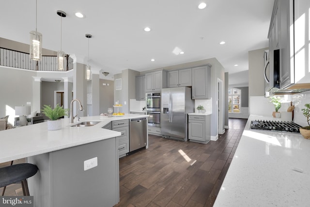 kitchen featuring a sink, stainless steel appliances, recessed lighting, and gray cabinets