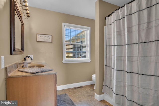 bathroom with visible vents, baseboards, toilet, a shower with curtain, and vanity