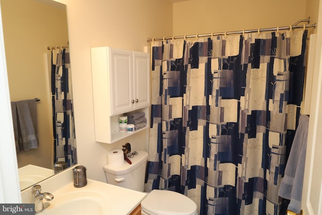 full bath with vanity, curtained shower, and toilet