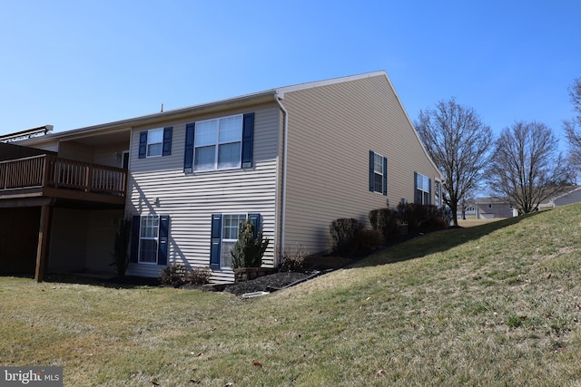 view of side of property featuring a lawn