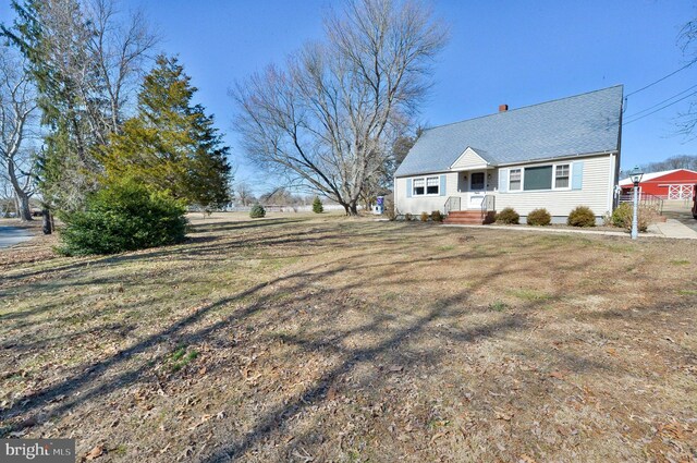 view of front of home featuring a front lawn