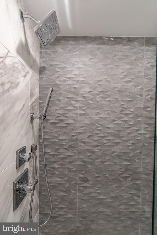 details with a tile shower