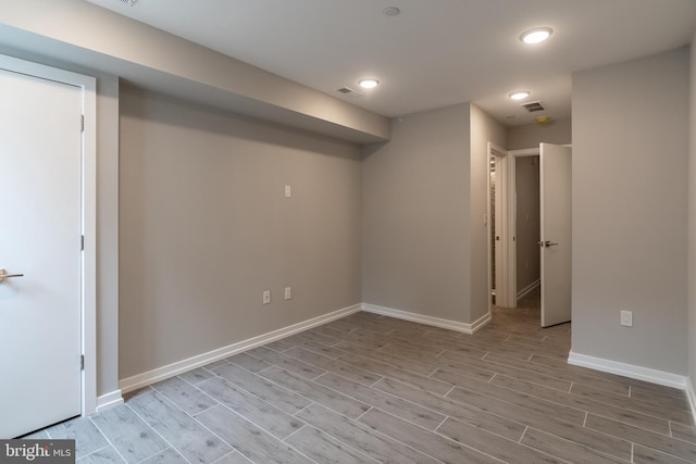 basement with visible vents, recessed lighting, baseboards, and wood tiled floor