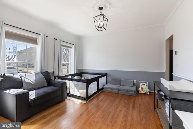 living area with an inviting chandelier, wood finished floors, and baseboards