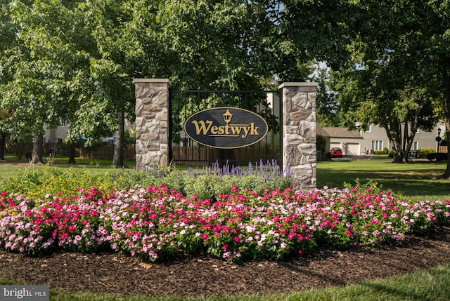 view of community / neighborhood sign