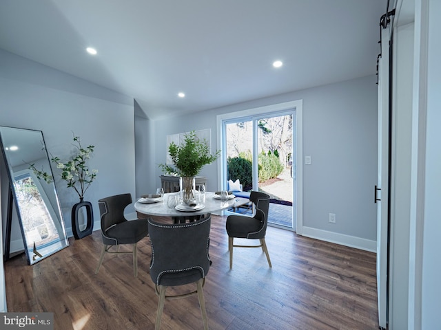 dining room featuring recessed lighting, a barn door, baseboards, and dark wood finished floors