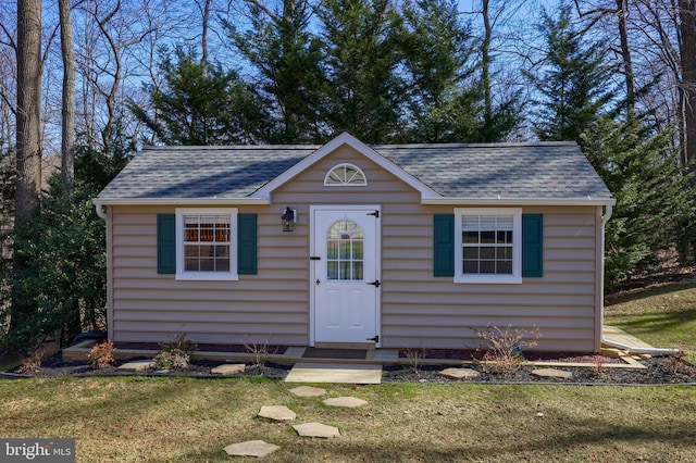 view of outdoor structure with an outbuilding