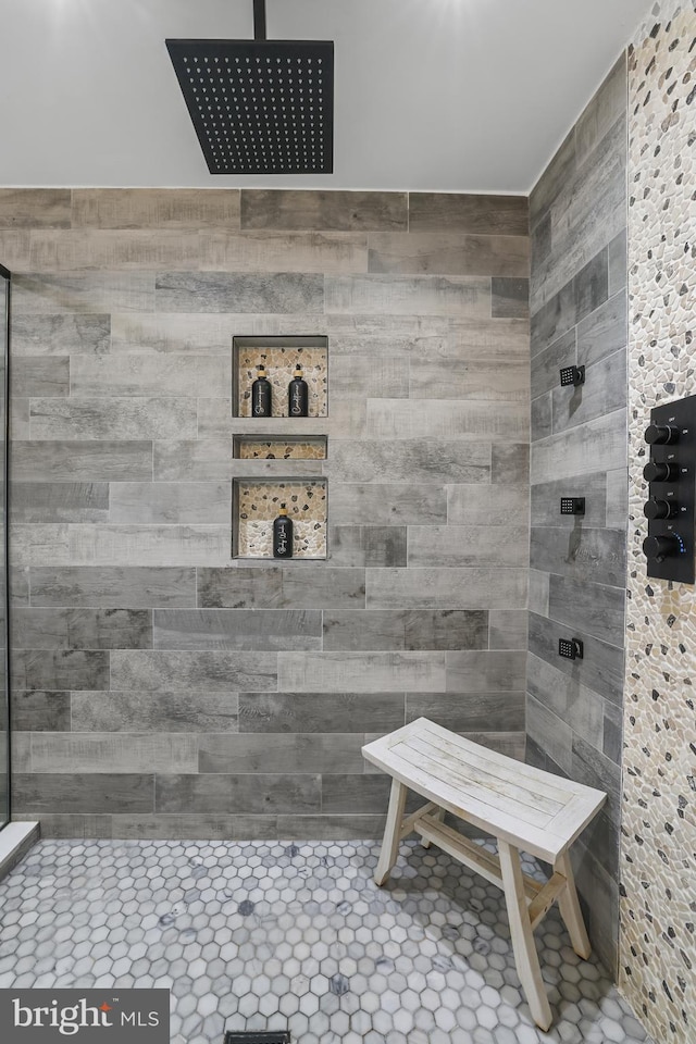 full bathroom featuring a tile shower