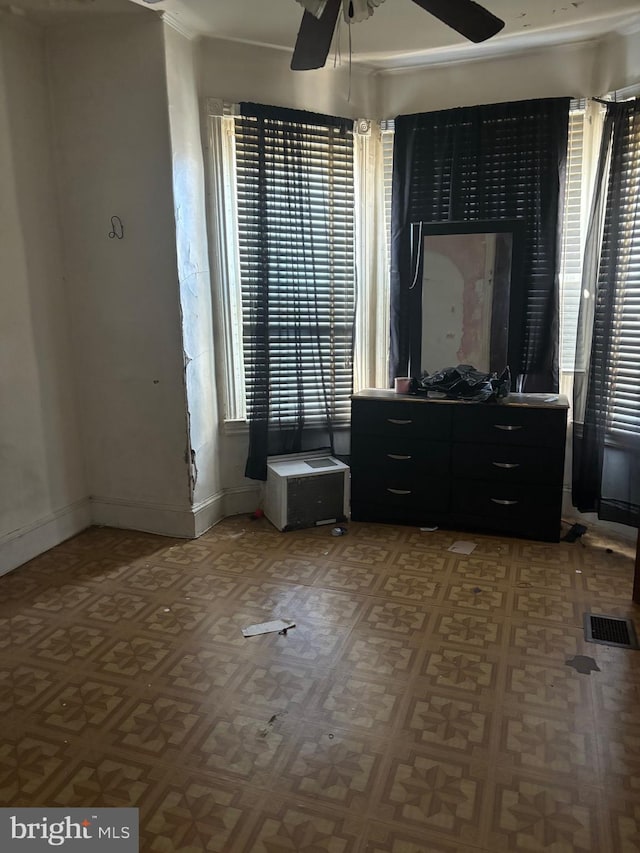 bathroom featuring visible vents, baseboards, and ceiling fan