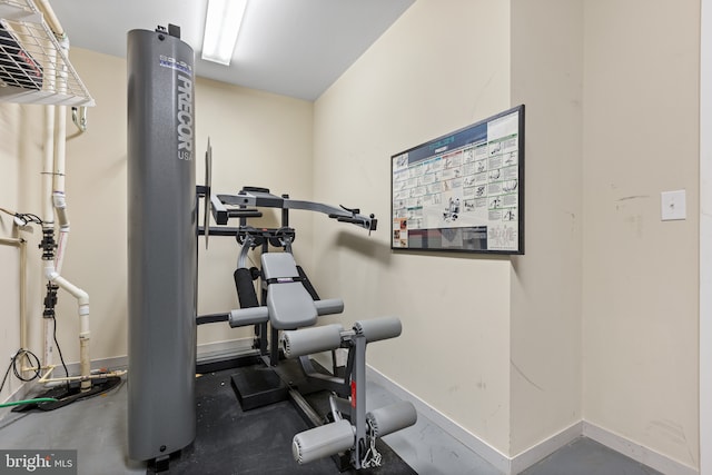 workout room with baseboards