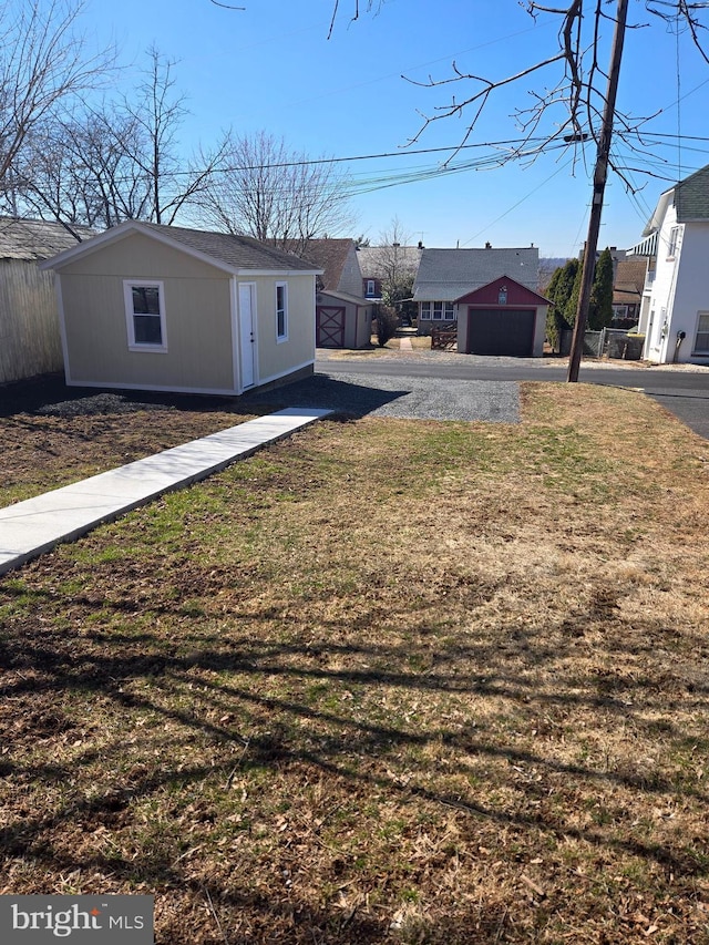 view of yard featuring an outdoor structure