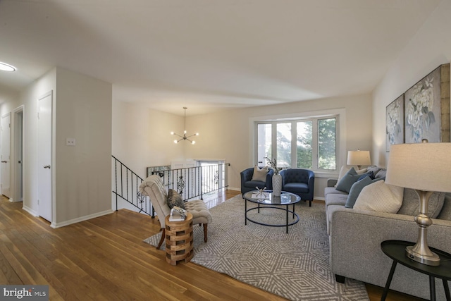 living area with an inviting chandelier, wood finished floors, and baseboards