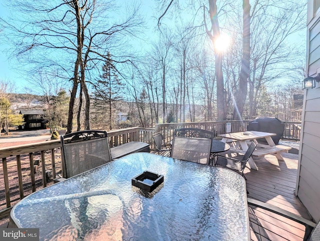 deck with outdoor dining space