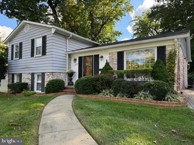 tri-level home featuring a front yard