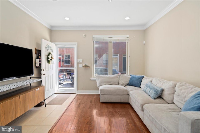 living area featuring recessed lighting, light wood-type flooring, crown molding, and baseboards