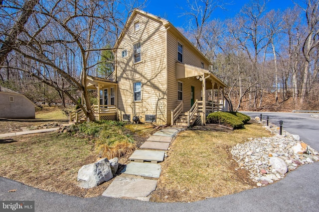 view of front of property featuring aphalt driveway