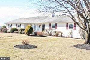 ranch-style home featuring a front lawn