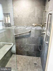 full bath with tiled shower