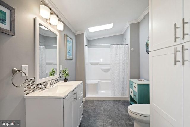 full bathroom with tasteful backsplash, toilet, ornamental molding, a shower with curtain, and vanity