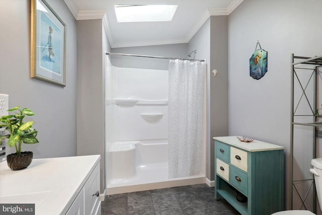 full bath featuring curtained shower, a skylight, crown molding, and toilet