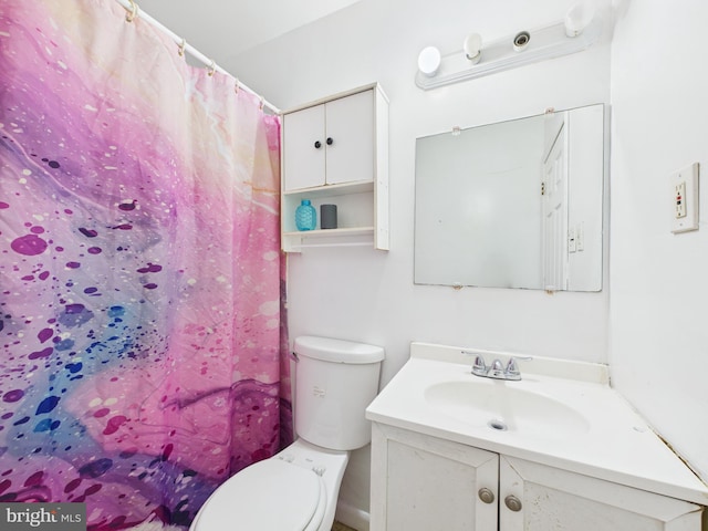 full bath with a shower with curtain, toilet, and vanity