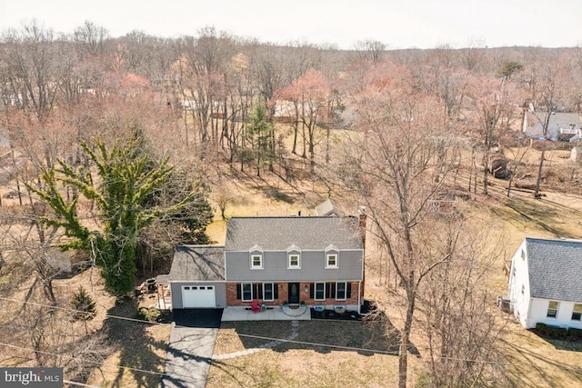 bird's eye view with a wooded view