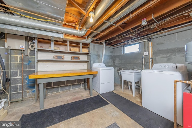 below grade area featuring a sink and independent washer and dryer