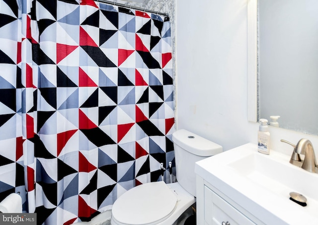 full bath featuring a shower with shower curtain, vanity, and toilet