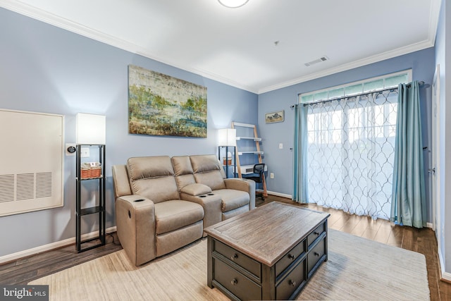 living area featuring crown molding, baseboards, visible vents, and light wood-type flooring