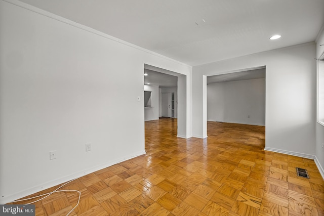 unfurnished room featuring visible vents, recessed lighting, and baseboards