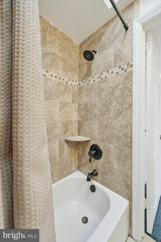 bathroom featuring shower / tub combo