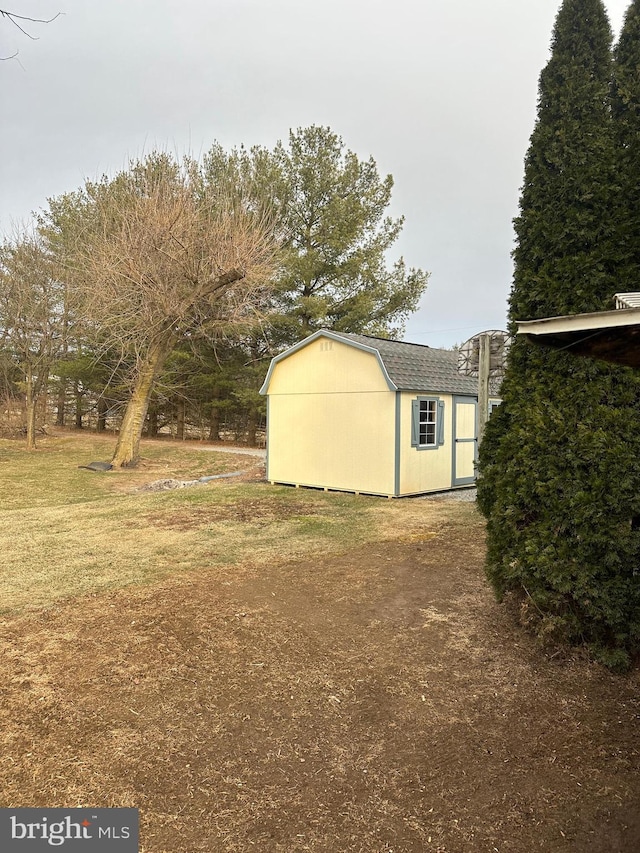 view of yard with a storage unit and an outdoor structure