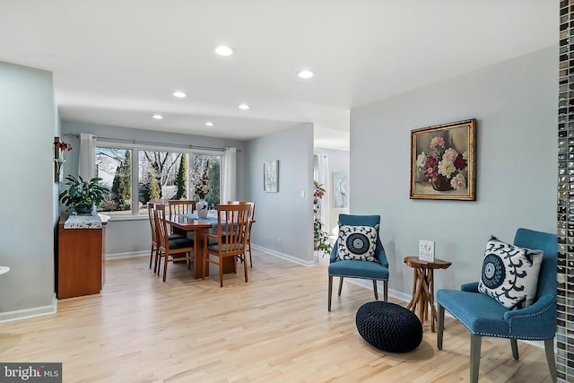 dining space featuring recessed lighting, light wood-type flooring, and baseboards