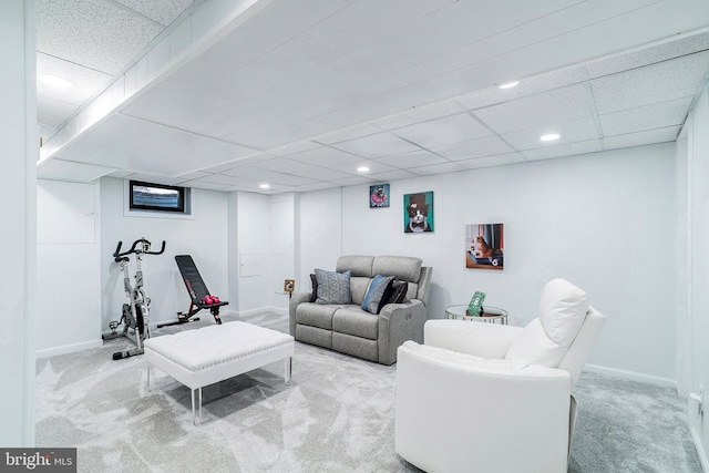 living room with a drop ceiling, recessed lighting, baseboards, and carpet floors