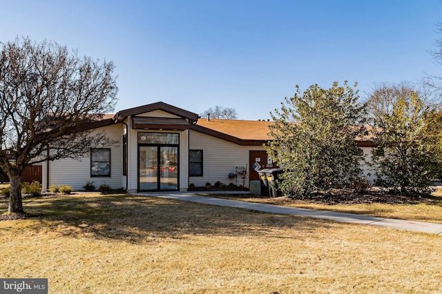 mid-century modern home with a front lawn