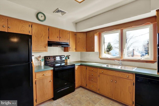 kitchen with visible vents, black appliances, a sink, under cabinet range hood, and decorative backsplash