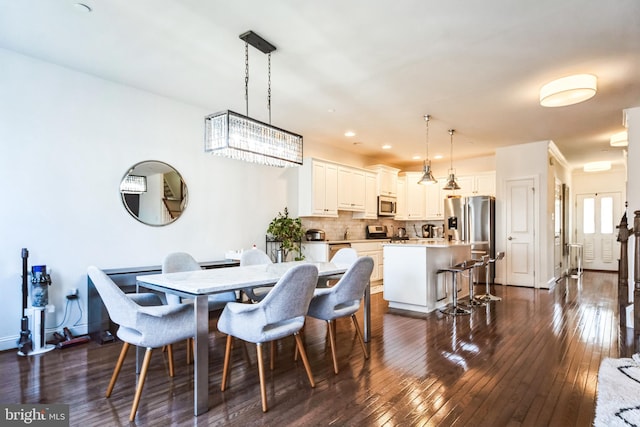 dining area with dark wood-style floors, recessed lighting, and baseboards