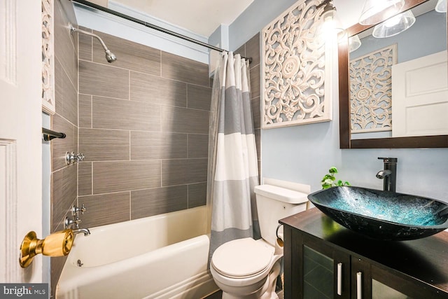 full bathroom featuring shower / bath combo with shower curtain, toilet, and vanity