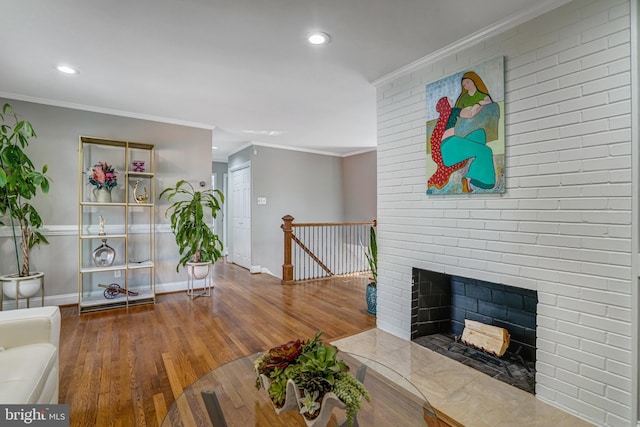 living room with recessed lighting, wood finished floors, baseboards, and ornamental molding