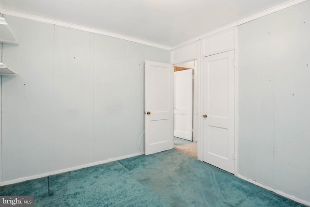 empty room featuring carpet floors and crown molding