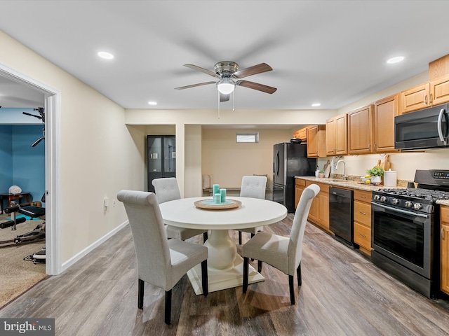 dining space featuring recessed lighting, light wood-type flooring, baseboards, and ceiling fan