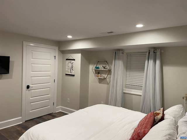 bedroom featuring visible vents, recessed lighting, dark wood-style flooring, and baseboards