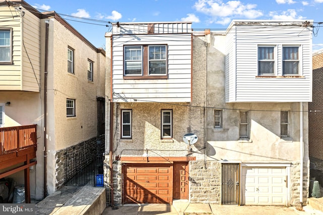 townhome / multi-family property featuring stucco siding