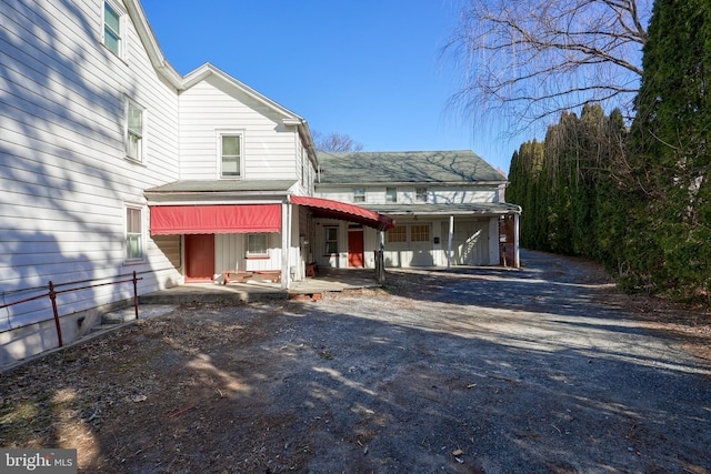 view of front of property with driveway