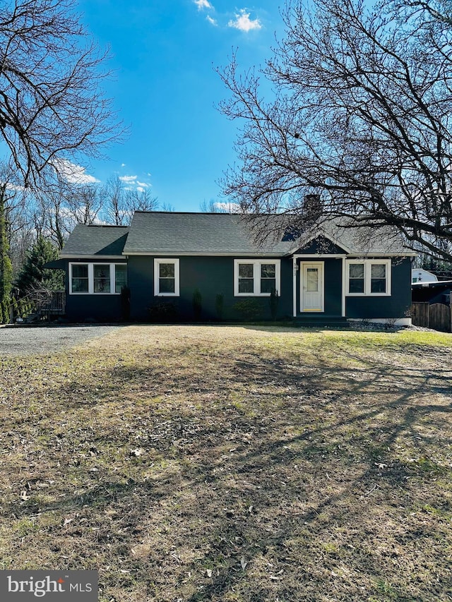 ranch-style home featuring a front lawn