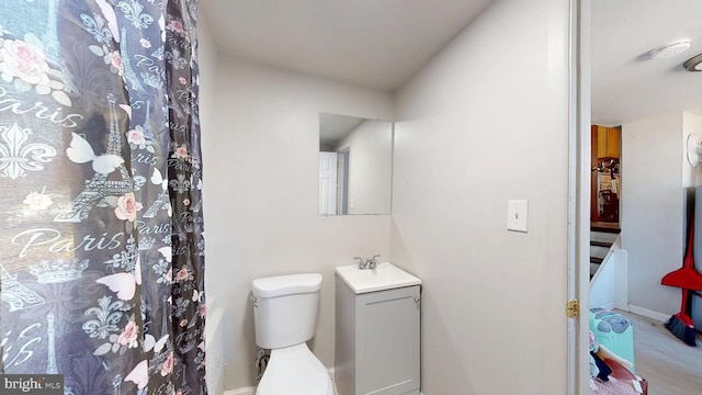 full bathroom with vanity, toilet, and baseboards