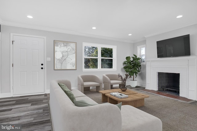 living area featuring recessed lighting, crown molding, baseboards, and wood finished floors